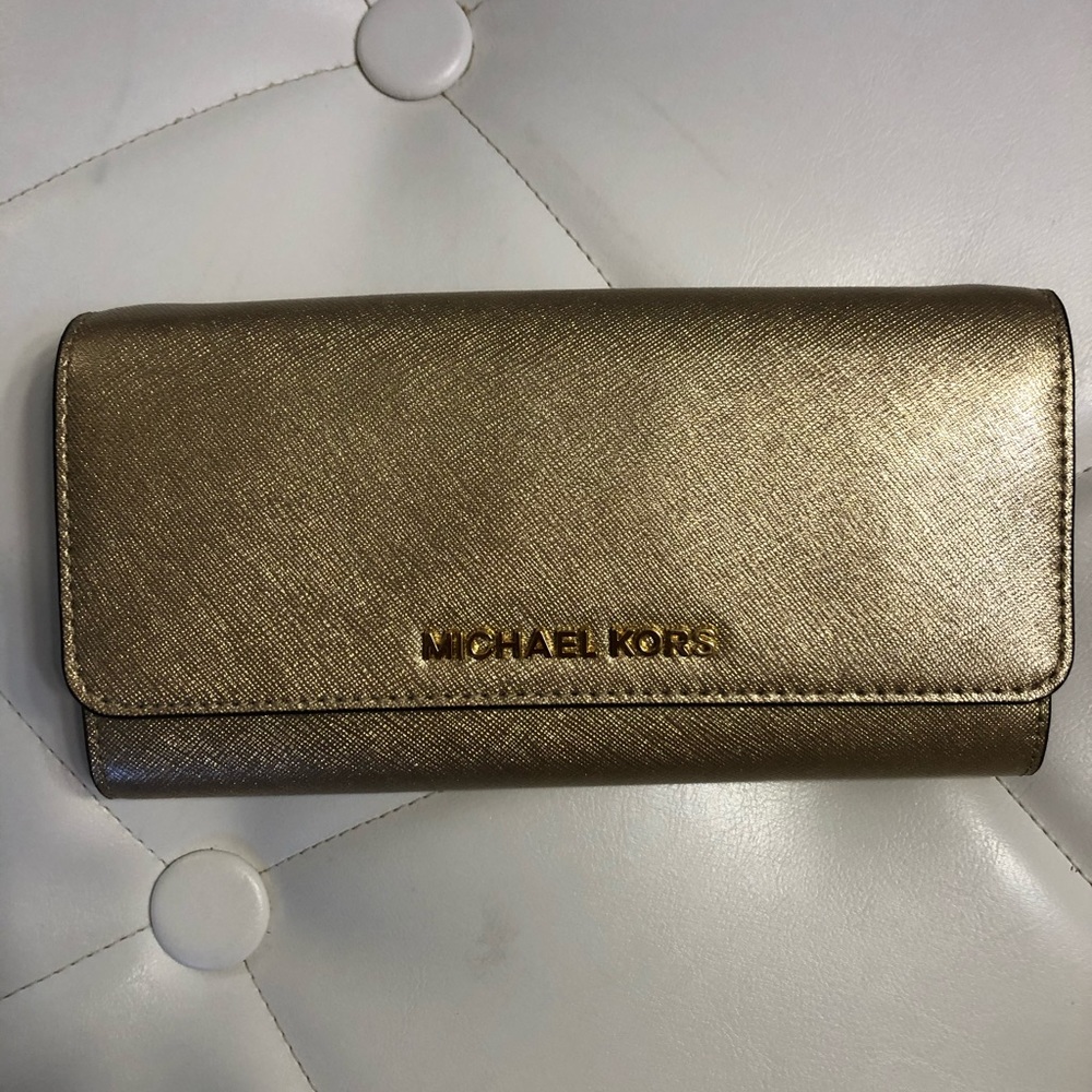 Elegant Michael Kors wallet purse